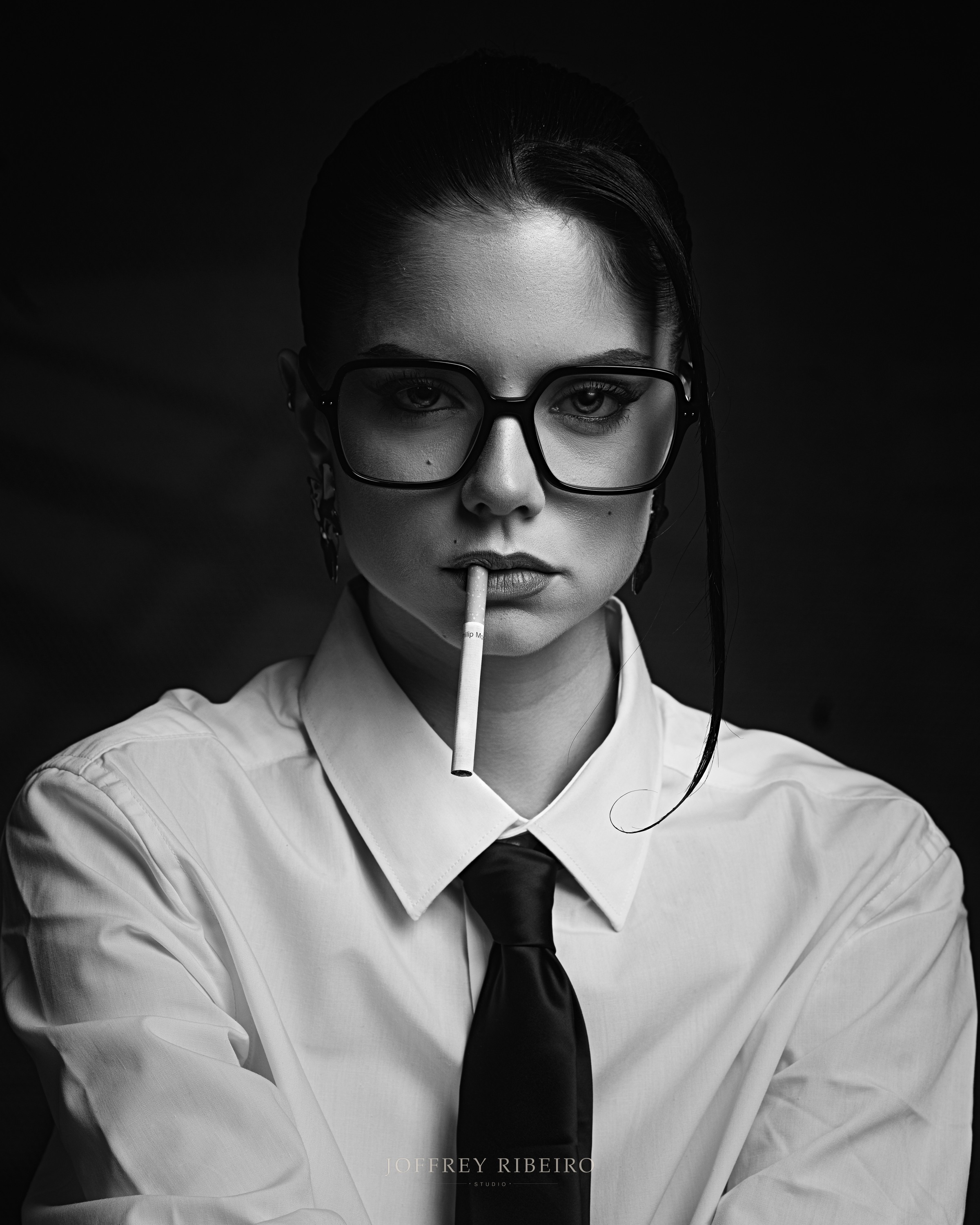 Portrait noir et blanc, chemise blanche et lunettes
